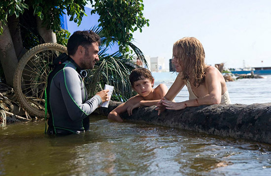 El director en el set junto a dos de sus estrellas: Tom Holland y Naomi Watts (nominada al Oscar 2013 por su papel) en “Lo Imposible” (Juan Antonio Bayona – 2012)