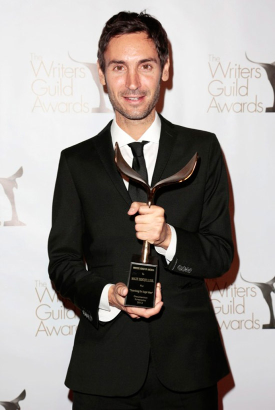 Malik Bendjelloul posa con su flamante premio de la Writers Guild of America (WGA) al Mejor Guión Documental 2013. Brian To / WENN