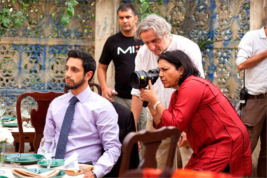 La directora Mira Nair en el set de “The Reluctant Fundamentalist”, junto a su protagonista, Riz Ahmed