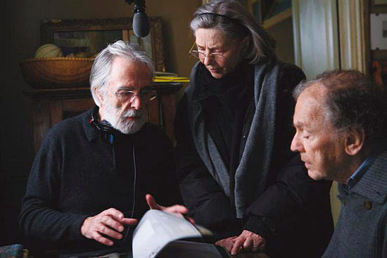 Los impresionantes Jean-Louis Trintignant y Emmanuelle Riva, escuchando al director Haneke, en el set de “Amour”