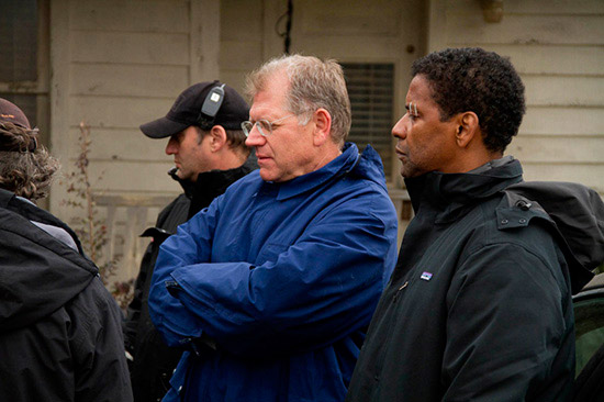 El director Robert Zemeckis y su estrella, Denzel Washington, en el set de “El Vuelo” (Flight)
