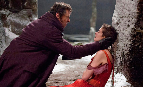 Los sufridos Jean Valjean y Fantine en la piel y la voz de Hugh Jackman y Anne Hathaway, en “Los Miserables” (Les Misérables – Tom Hopper)