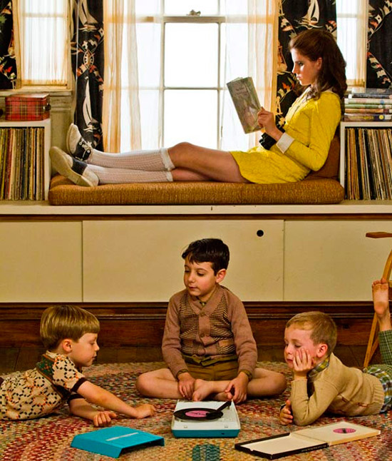 Suzy (Kara Hayward) lee y evade la realidad en “Moonrise Kingdom” (Wes Anderson)