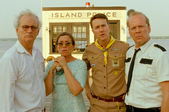 Suzy (Kara Hayward) lee y evade la realidad en “Moonrise Kingdom” (Wes Anderson)