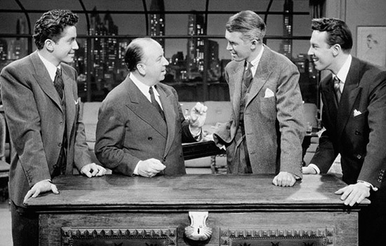 Farley Granger, James Stewart y John Dall escuchan atentamente a “Hitch” en el set de emblemática “La Soga” (Rope – 1948)