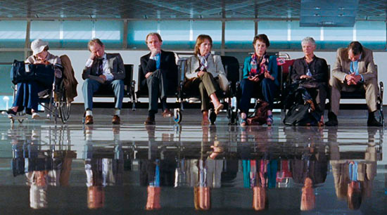 Cansados pero exitosos: Smith, Pickup, Nighy, Wilton, Imrie, Dench, Wilkinson, esperando para entrar a “El Exótico Hotel Marigold” (The Best Exotic Marigold Hotel – John Madden – 2012)
