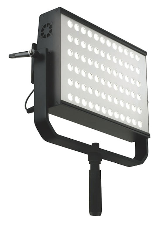 Hilio, potente luz día de color balanceado, es un accesorio LED diseñado para reemplazar la antorcha HMI tradicional, pero sin las desventajas de su consumo de energía y la generación de calor, peso y vida de la lámpara.